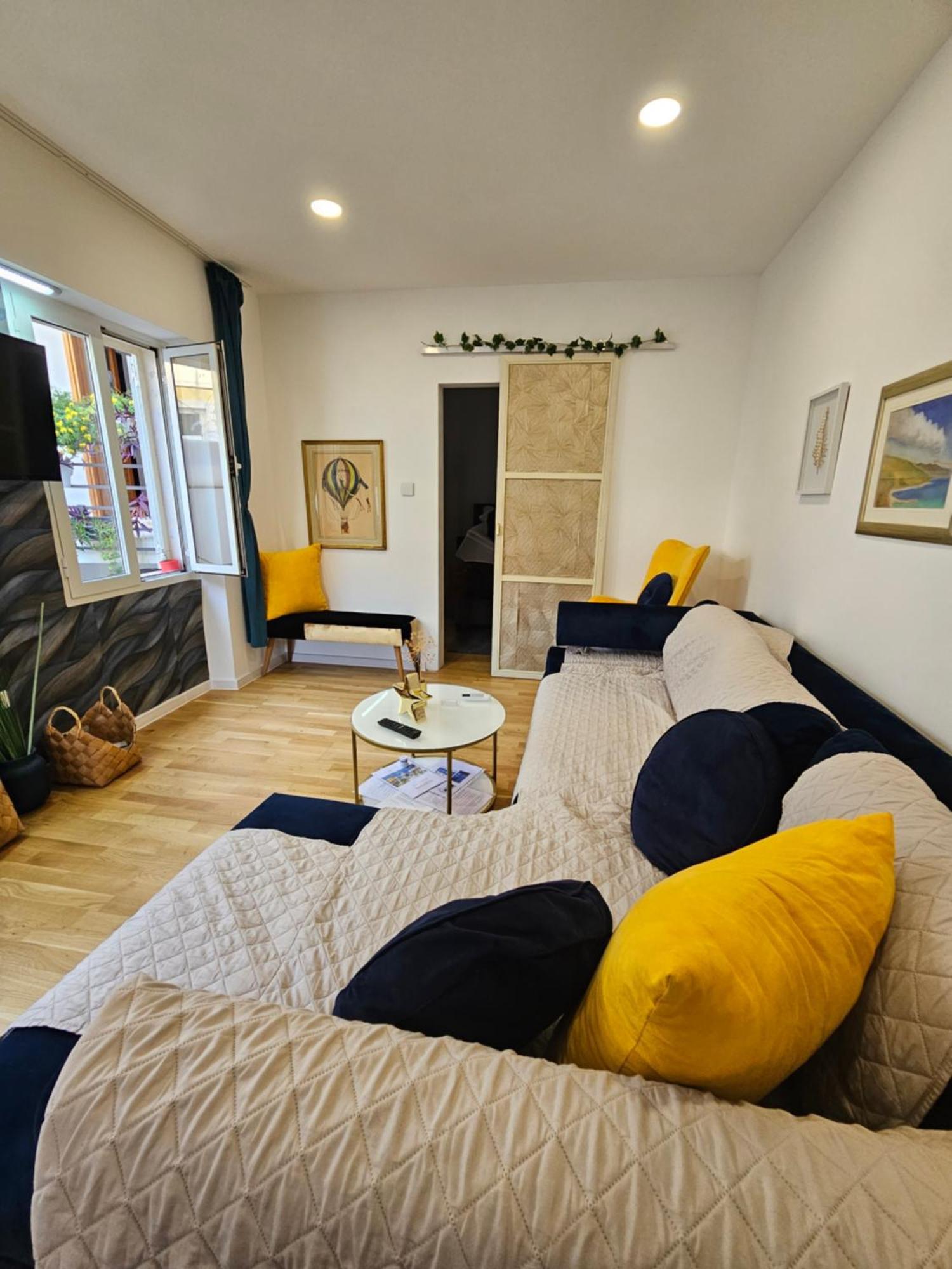 Place 4 U Studio Center 자다르 외부 사진